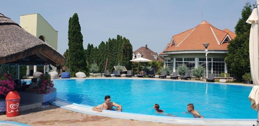 Mediterran Apartman With Pool Siófok Esterno foto