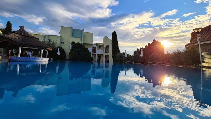 Mediterran Apartman With Pool Siófok Esterno foto