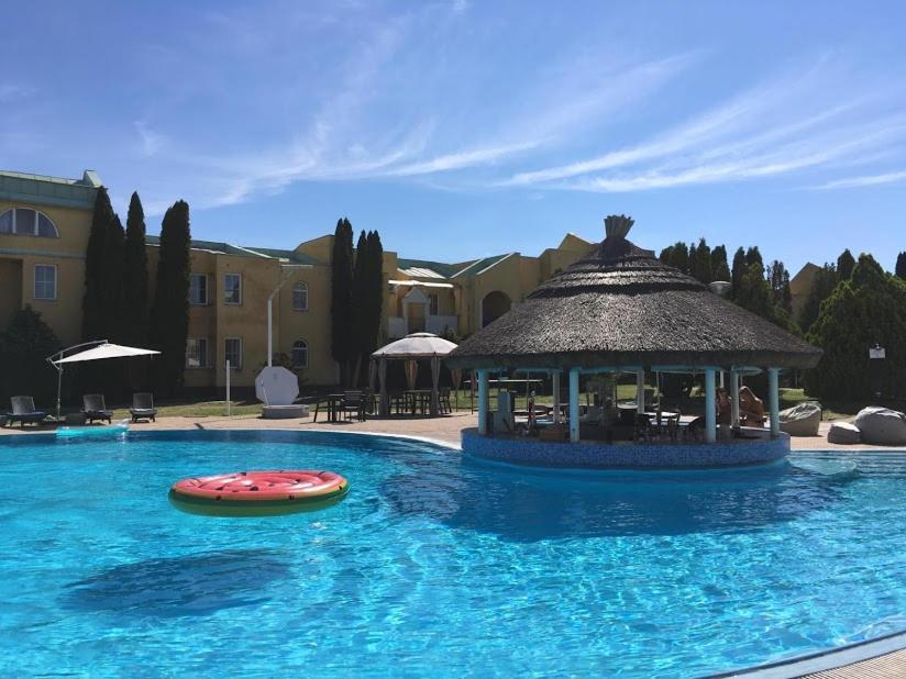 Mediterran Apartman With Pool Siófok Esterno foto