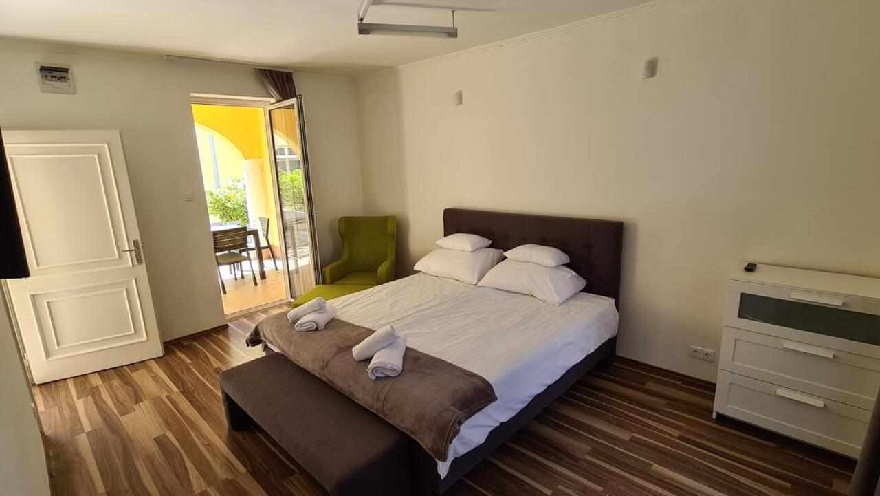 Mediterran Apartman With Pool Siófok Esterno foto