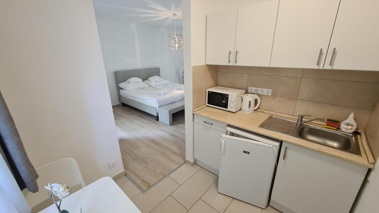 Mediterran Apartman With Pool Siófok Esterno foto