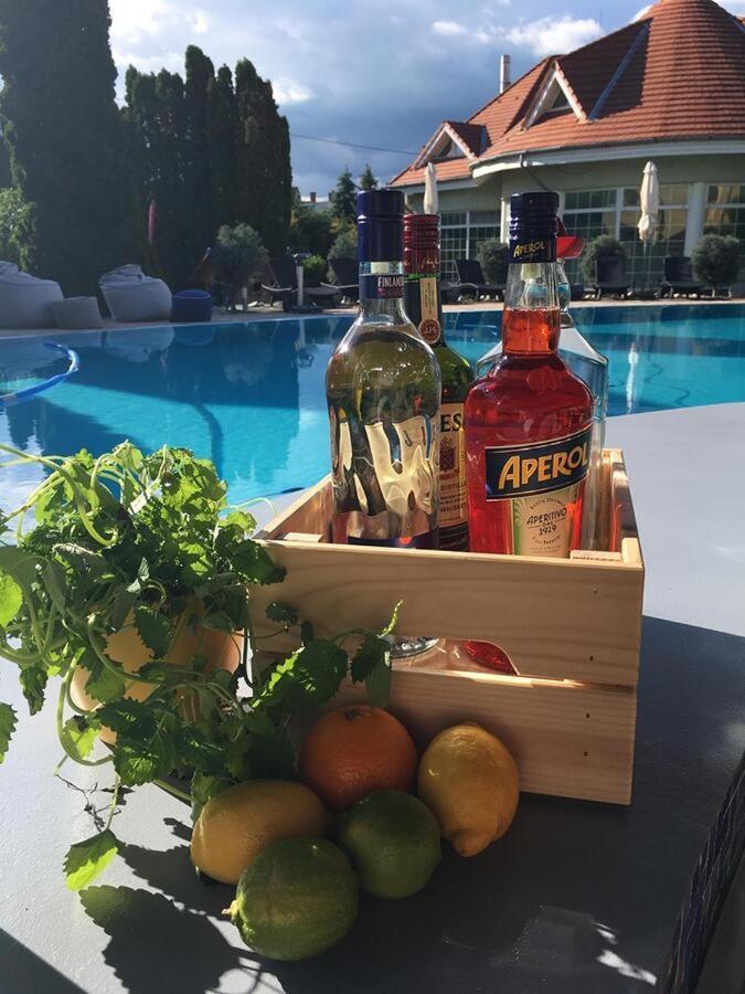 Mediterran Apartman With Pool Siófok Esterno foto