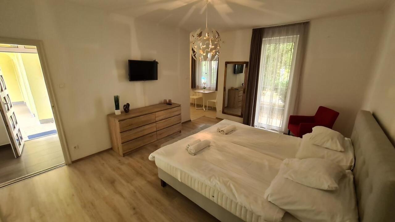 Mediterran Apartman With Pool Siófok Esterno foto
