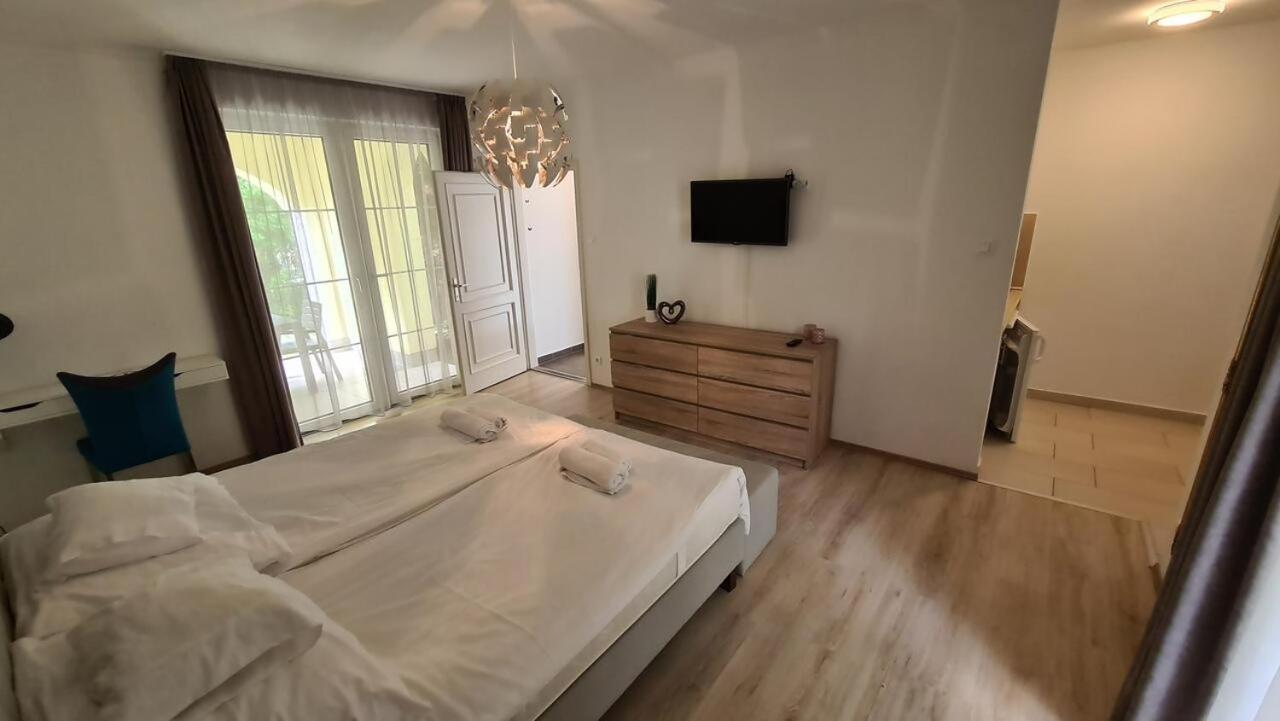 Mediterran Apartman With Pool Siófok Esterno foto